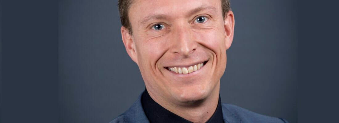 Boudewijn Steur - Pasfoto BZK - Lach - Groot
