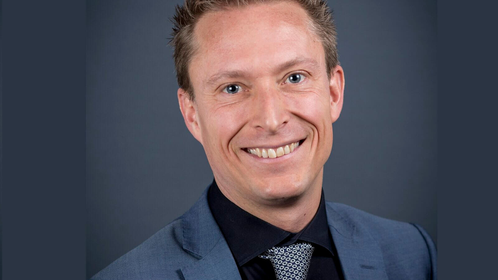 Boudewijn Steur - Pasfoto BZK - Lach - Groot